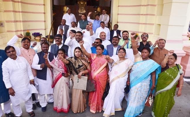 विधानमंडल में नहीं हुई होली, परिसर में मांझी-राजद का गुप्त समझौता छाया रहा, उधर विपक्ष पर हावी हुए नीतीश, पढ़ें