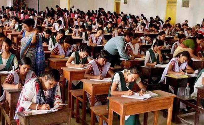 सीबीएसर्इ ने पासिंग मार्क्स में किया बड़ा बदलाव, दिव्यांग छात्र ले सकेंगे लैपटाॅप की मदद