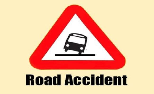 साइकिल सवार को बचाने के चक्कर में कार पलटी, दो वर्षीया बच्ची की मौत, 9 घायल