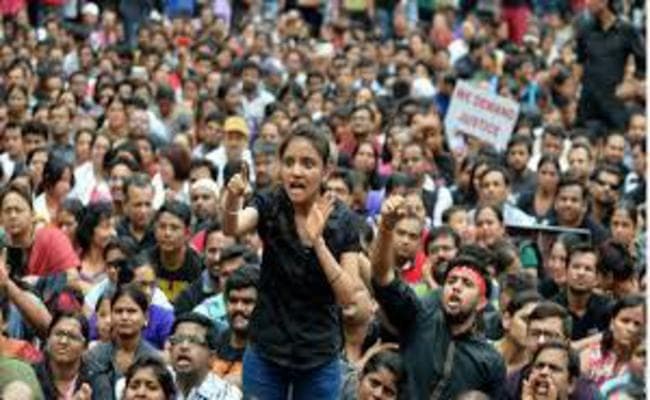 धांधली के खिलाफ धरना : एसएससी परीक्षा में गड़बड़ी को लेकर सीबीआई जांच पर अड़े छात्र