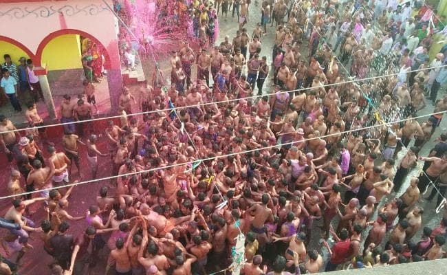 बिहार : ब्रज से अलबेली है बनगांव की होली, हजारों लोग खेलते घुमौर होली, देखें तसवीरें व वीडियो