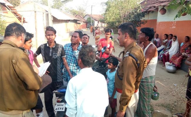 IN PICS : जमशेदपुर में लिफ्ट इरिगेशन पम्प हाउस का लिंटर टूटा, ग्रामीणों ने जेइ को चार घंटे बंधक बनाया