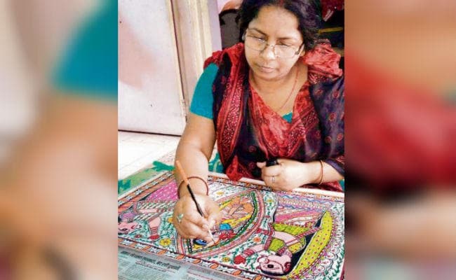 होली विशेष : जानिए बिहार की आठवीं पास इस महिला प्रतिभा को, रंगों से बना ली अपनी जिंदगी रंगीन