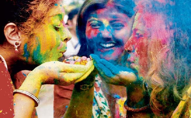 होली	के दिन दिल मिल जाते हैं