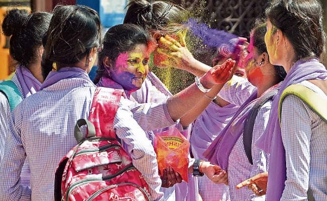 हर्बल रंगों से खेलें होली, ऐसे छुड़ाये रंग