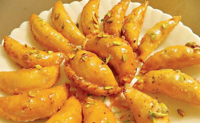 होली में कुलदेवता को अर्पित करें पकवान