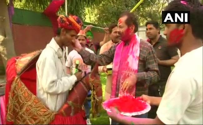 देशभर में होली की धूम, तस्वीरों में देखें कैसा है होली का हुड़दंग