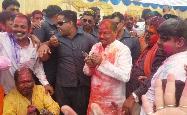 Jharkhand : मुख्यमंत्री रघुवर दास ने जमशेदपुर में ऐसे मनायी होली, देखें PICS