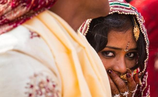 बुरा न मानो होली है : बीवी हो तो ऐसी, वर्ना...