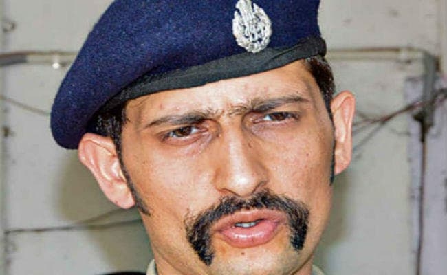 शराब के नशे में नाच रहे थे दारोगा, जब वीडियो क्लिप एसएसपी मनु महाराज के पास पहुंची तो...