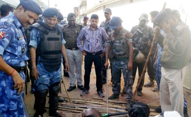 Jharkhand : होली के दिन हजारीबाग में हिंसा के बाद मस्जिद से मिले लाठी-डंडे और हथियार, देखें PICS