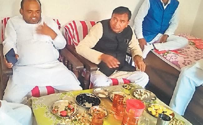 तस्वीर वायरल होने से बिहार के शिक्षा मंत्री विवादों में, कहा- रंगीन गिलास में पी रहा था पानी