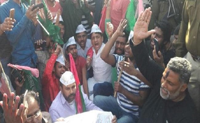 SSC पेपर लीक : छात्रों ने किया रेलवे ट्रक जाम, श्रमजीवी एक्सप्रेस पर पथराव, HM ने दिया वार्ता का अाश्वासन