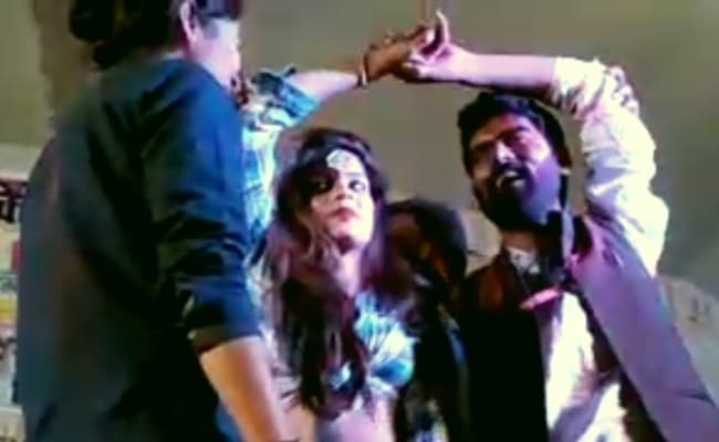 आचार संहिता का उल्लंघन : बार बालाओं संग नशे में ठुमका लगाते ''नेताजी'' गिरफ्तार, समर्थकों का पुलिस टीम पर हमला