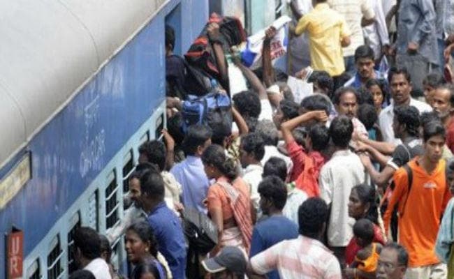 झारखंड : होली के बाद ट्रेनों में ठसाठस भीड़, आरक्षित सीट पर भी चल रही मारामारी