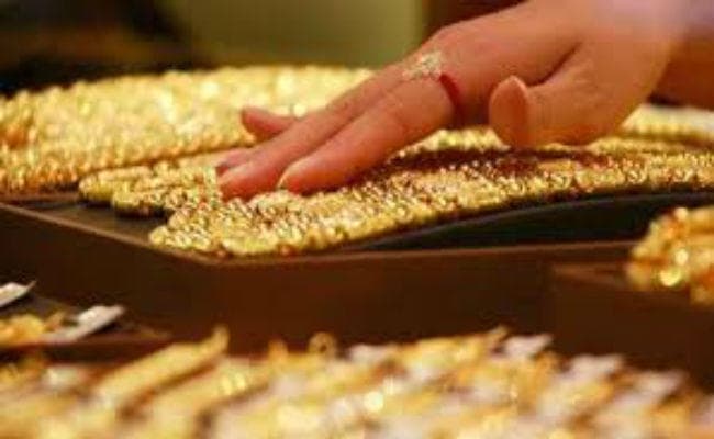 मांग कमजोर होने से फीका हुआ सोना