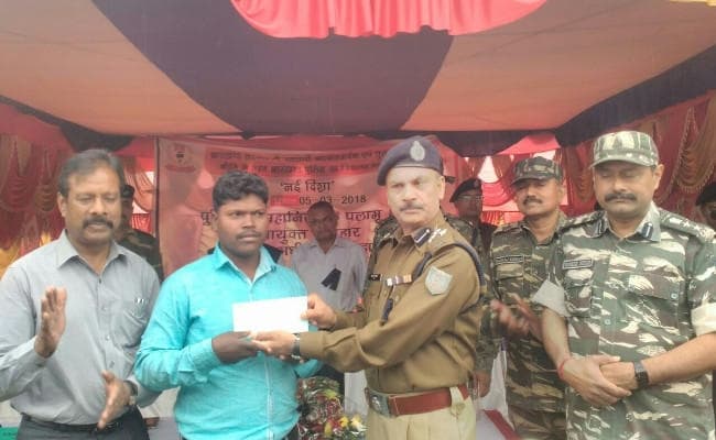 झारखंड में 10 लाख के इनामी JJMP नक्सली ने किया सरेंडर