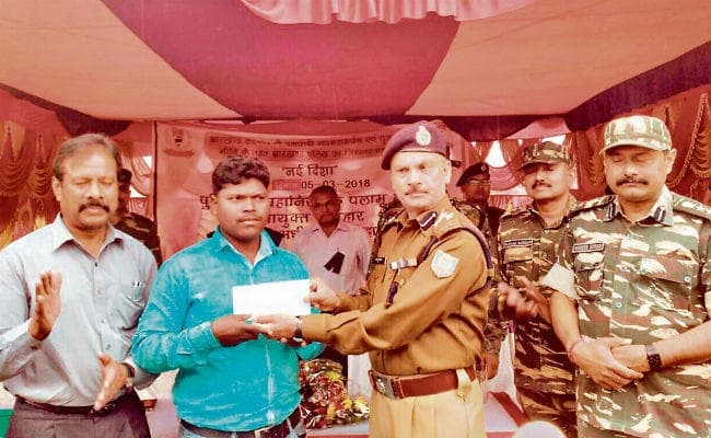 झारखंड : लातेहार में 10 लाख के इस इनामी उग्रवादी ने किया सरेंडर