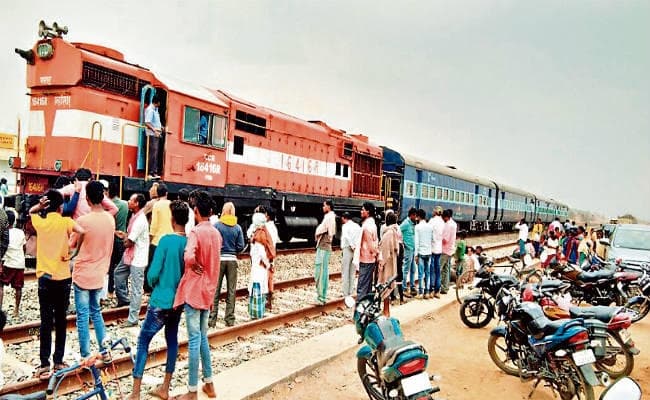 बालूमाथ : पहली बार टोरी से बालूमाथ रेलवे स्टेशन पहुंची पैसेंजर ट्रेन