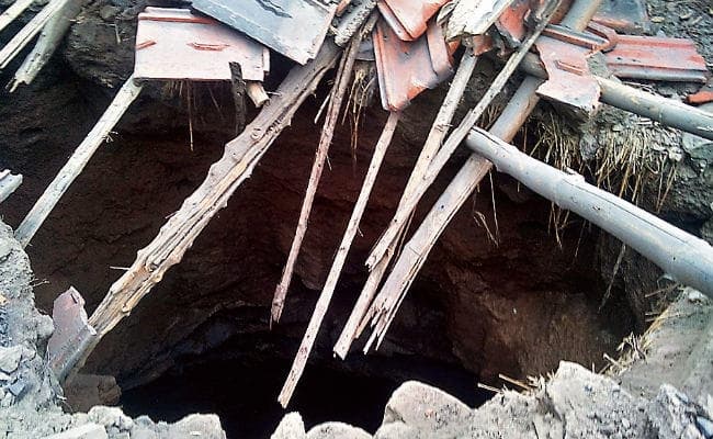 धनबाद : जोरदार हुई आवाज, बन गया 25 से 30 फीट का गोफ, समा गया पूरा घर