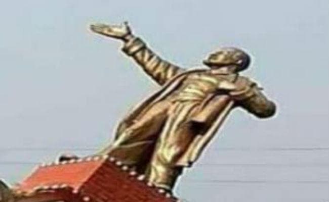 VIDEO: त्रिपुरा में जीत के बाद भाजपा समर्थकों ने लेनिन की मूर्ति पर चला दिया बुलडोजर