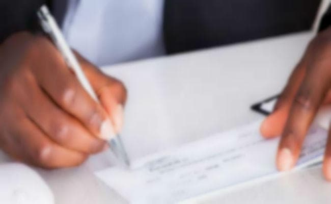 ये क्या! मुख्यमंत्री राहत कोष का चेक नहीं स्वीकार कर रहा बैंक, बेटे के इलाज के लिए भटक रही है मां