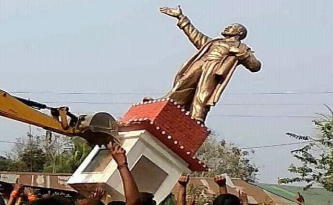 त्रिपुरा में लेनिन की मूर्ति गिराये जाने पर सोशल मीडिया में ‘Ideological war’