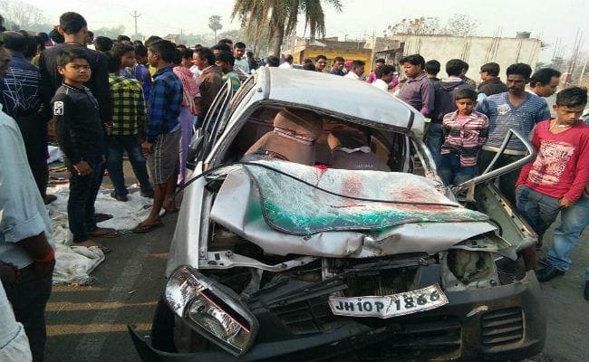 Dhanbad के निरसा में ALTO और हाइवा के बीच जबरदस्त टक्कर, दो की मौत, पांच घायल