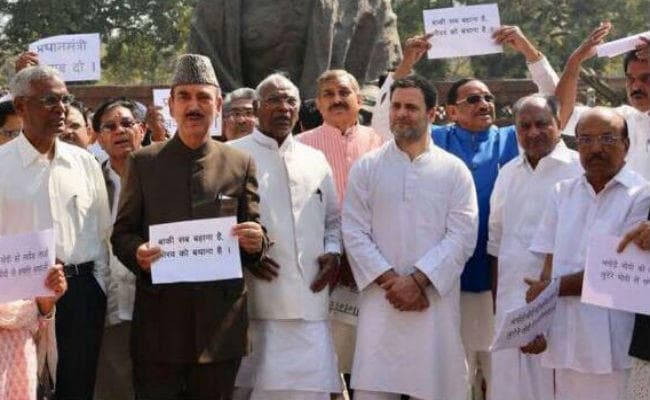 पीएनबी मामले में संसद परिसर में राहुल गांधी के नेतृत्व में कांग्रेस का धरना