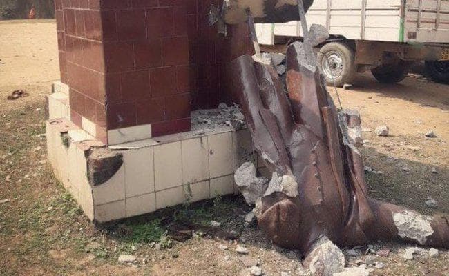 त्रिपुरा में दो दिनों में ढाह दी गयीं लेनिन की दो प्रतिमाएं, स्वामी ने कहा-आतंकवादी थे लेनिन