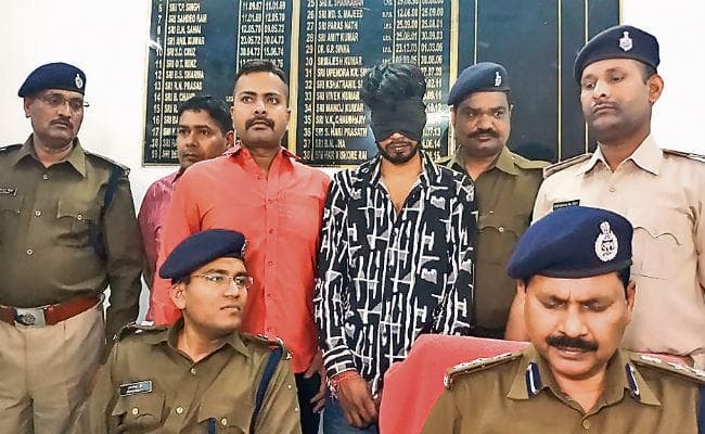 बिहार : फेसबुक से हुई थी दोस्ती, छात्रा पर तेजाब फेंकनेवाला युवक राजाबाजार से गिरफ्तार