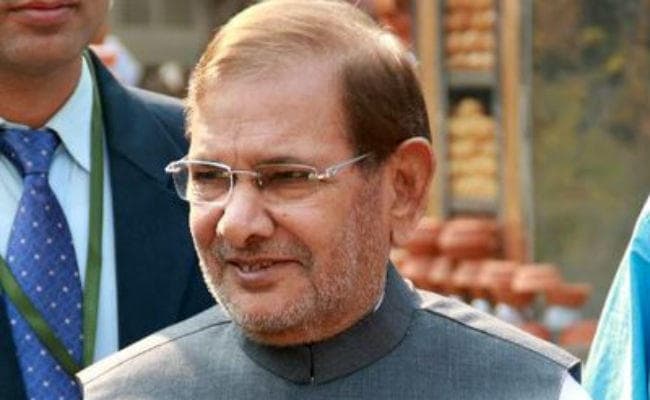 शरद यादव ने की ''श्रीश्री'' की टिप्पणी की निंदा, कहा- अमीरों को की जा रही शराब की होम डिलीवरी