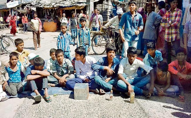 बिहार : स्कूल में शिक्षक पीते हैं शराब, खाली बोतल लेकर सड़क पर उतरे बच्चे, ग्रामीणों ने विद्यालय में की तालाबंदी