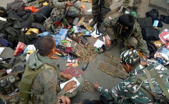 Jharkhand : माओवादियों के खिलाफ अभियान जारी, 7 नक्सली गिरफ्तार, हथियार और 300 आधार कार्ड जब्त