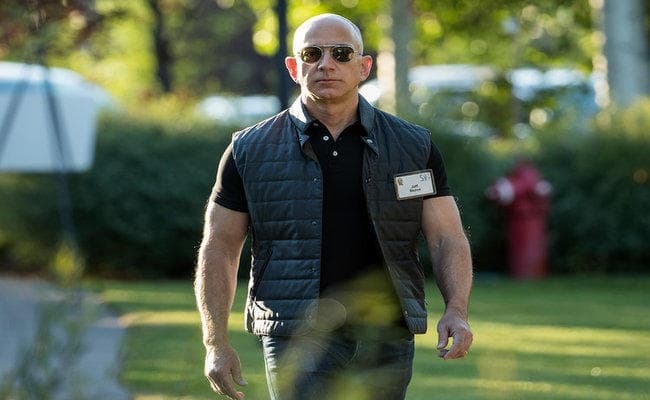 फोर्ब्स की सूची में बिल गेट्स को पछाड़ दुनिया के सबसे अमीर व्यक्ति बने अमेजन के संस्थापक जेफ बेजोस