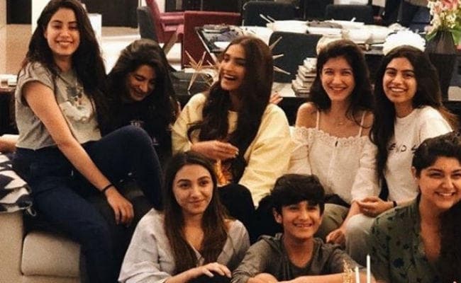 श्रीदेवी की बेटी जाह्नवी ने इस तरह मनाया अपना 21वां जन्‍मदिन, मां की रीत को...