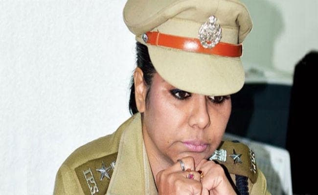 कभी आईपीएस बन पकड़ती थी अपराधियों को अब खुद मोस्ट वॉटेंड की सूची में हुई शामिल, पढ़ें