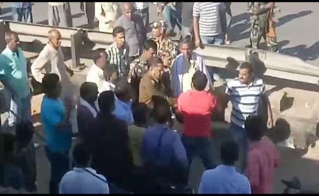 VIDEO चौपारण : समाज सेवी ने लगाया पूर्व सांसद व पूर्व विधायक के समर्थकों पर मारपीट का आरोप