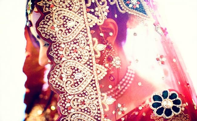 दो घरों में झूलतीं विवाहिताएं