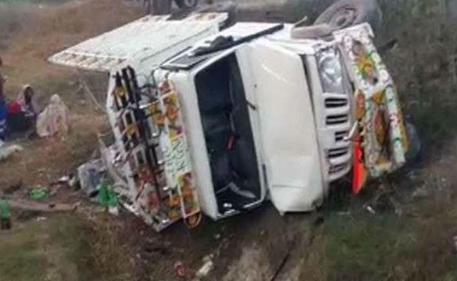 हजारीबाग  : बाराती गाड़ी पलटी, दो की मौत व चार घायल