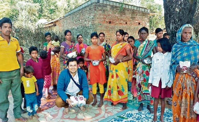 रांची : मां से सेनेटरी पैड के बारे में जाना, फिर अपने पैसे से पैड बनाकर बांटने लगे