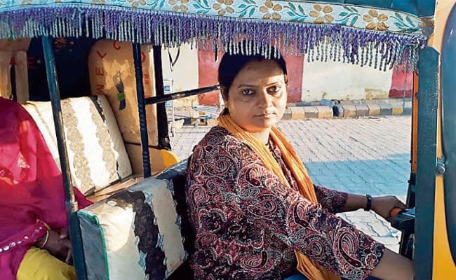 बिहार : परिवार की गाड़ी पटरी पर चले, इसलिए महिलाओं ने थामा ऑटो का हैंडल