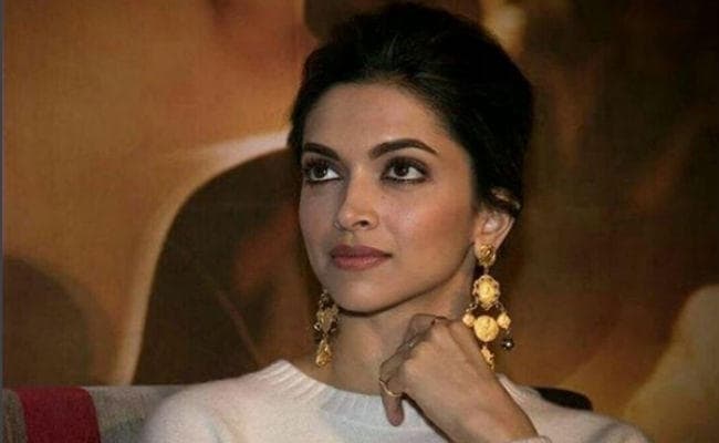 OMG! ये किसकी कार देखकर उलटे पांव लौट गईं दीपिका पादुकोण ?