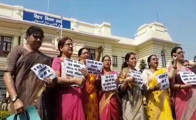 VIDEO : बिहार विधानसभा में गूंजा महिला आरक्षण बिल का मुद्दा, सदन के बाहर प्रदर्शन