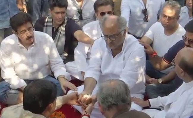 हरिद्वार में श्रीदेवी की अस्थियां विसर्जित, बोनी और अनिल कपूर ने ''चांदनी'' को दी नम आंखों से विदार्इ