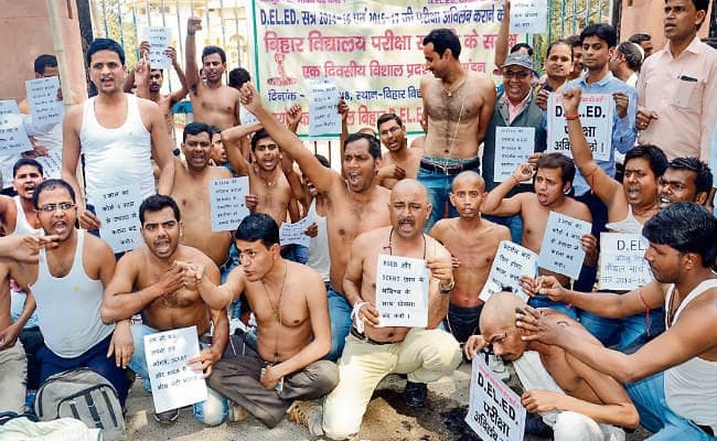 बिहार बोर्ड : डीएलएड अभ्यर्थियों ने किया अर्धनग्न प्रदर्शन, हंगामा पड़ेगा महंगा, दर्ज होगी प्राथमिकी