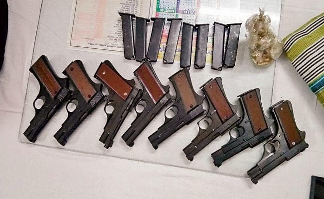 बिहार : भागलपुर-दानापुर इंटरसिटी एक्सप्रेस से मिला लावारिस बैग का जखीरा, आठ पिस्टल, 16 मैगजीन बरामद