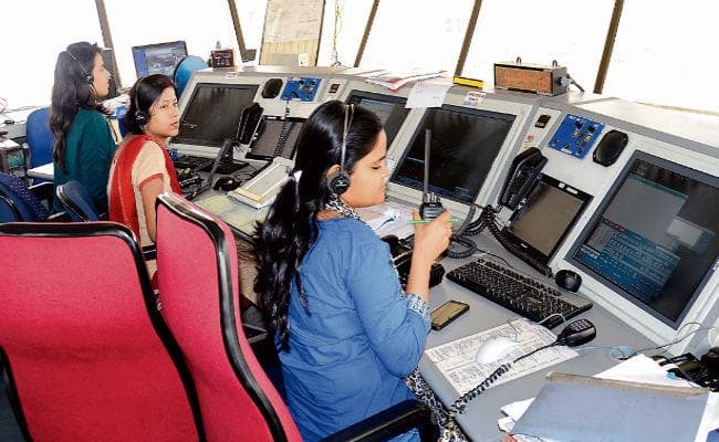 बिहार : ....जब पटना एयरपोर्ट पर 6 महिलाओं ने बिना पुरुषों के सहयोग से 6 घंटे में उड़ायीं-उतारीं 16 फ्लाइटें