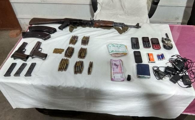 हजारीबाग में जेपीसी के 3 नक्सली गिरफ्तार, हथियारों का जखीरा बरामद