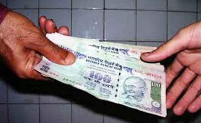 धनबाद : पंचायती राज विभाग का जेई रिश्वत लेते रंगेहाथ पकड़ाया